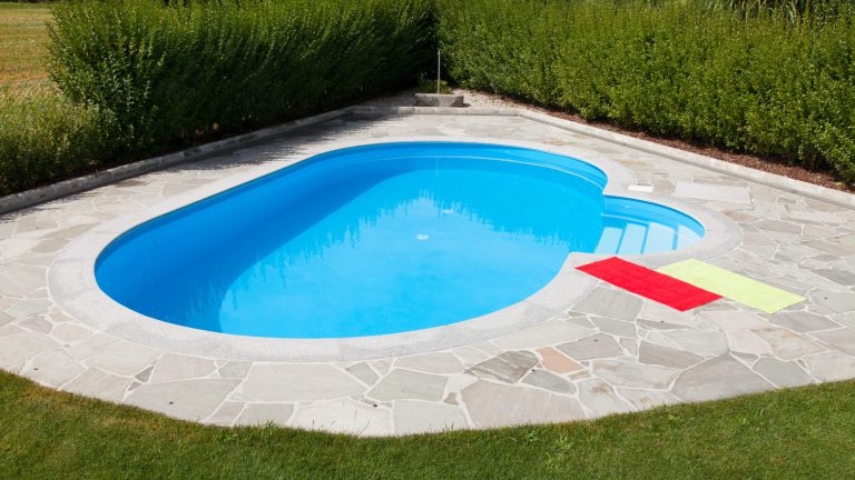 Ovalpool, Folie adriablau, mit Römertreppe