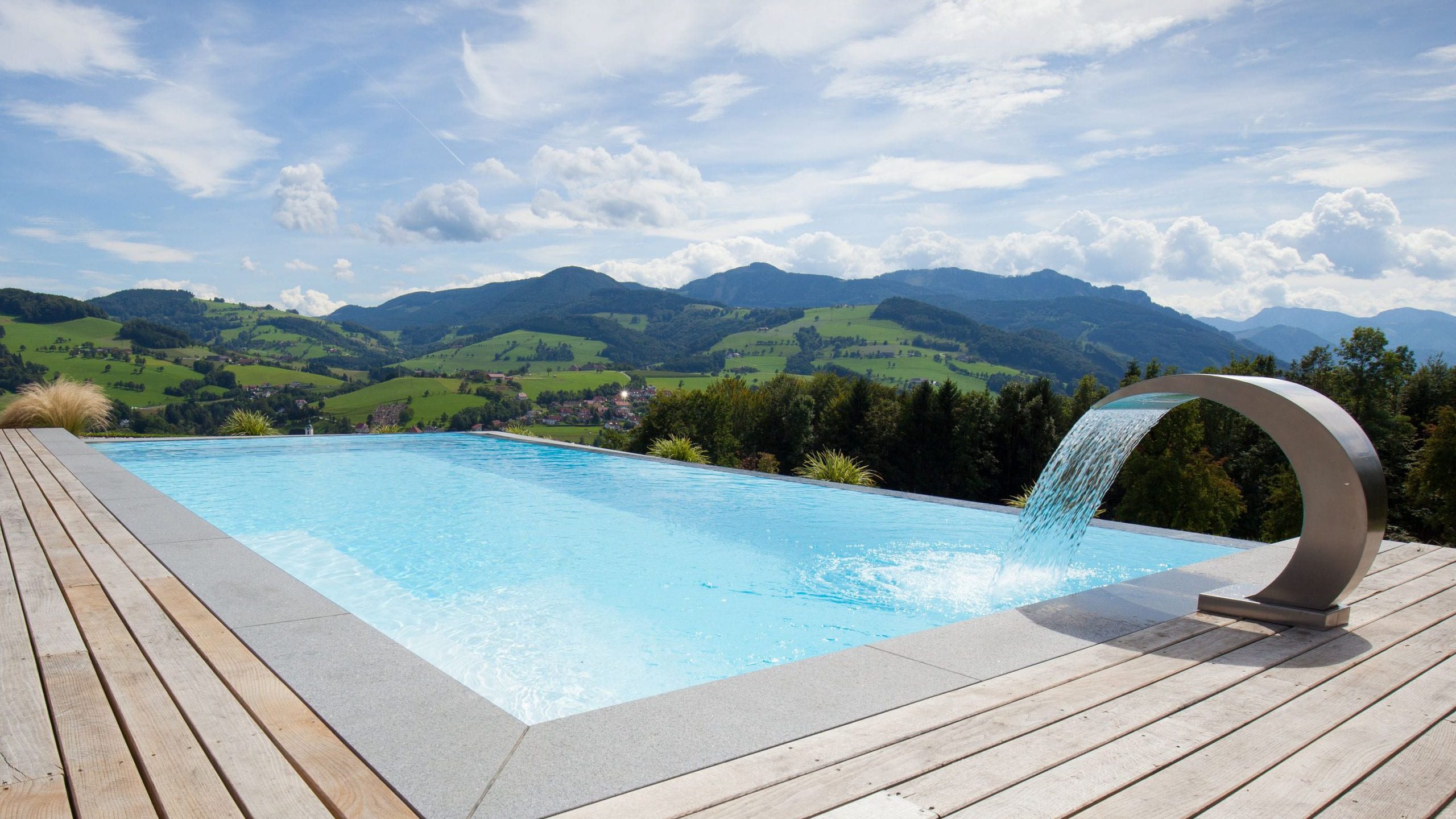 Rechteckpool mit Schwalldusche, Infinitypool, Folienfarbe Weiß,