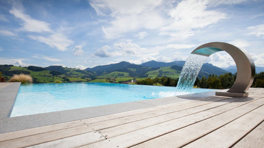 Rechteckpool mit Schwalldusche, Infinitypool, Folienfarbe Weiß,