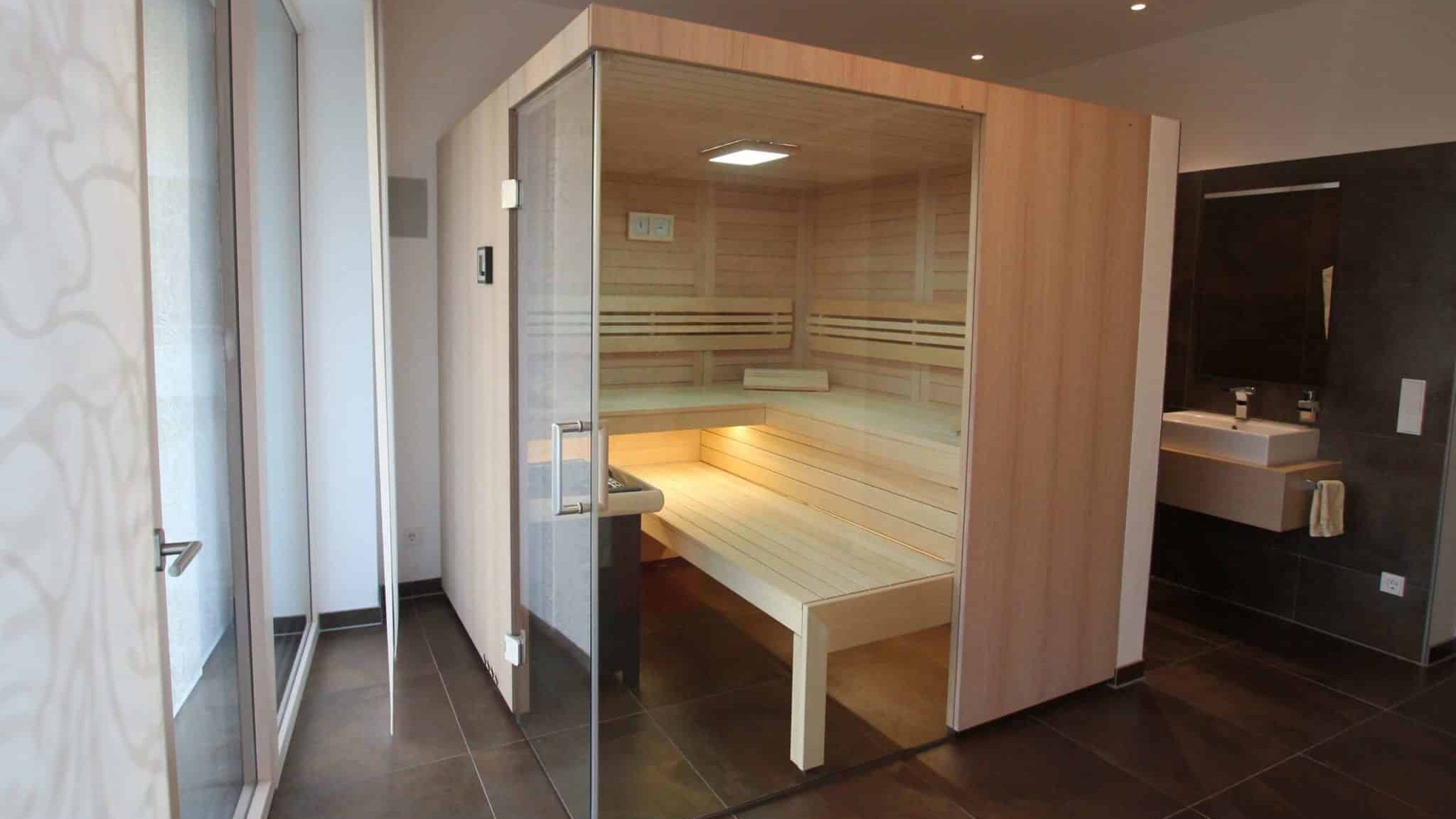 Vollholz Sauna mit Glastür