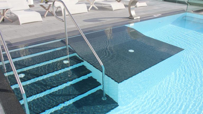 Gewerblicher Pool mit Sprudelliege, Schwalldusche und Einbautreppe