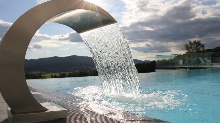 Pool mit Schwalldusche