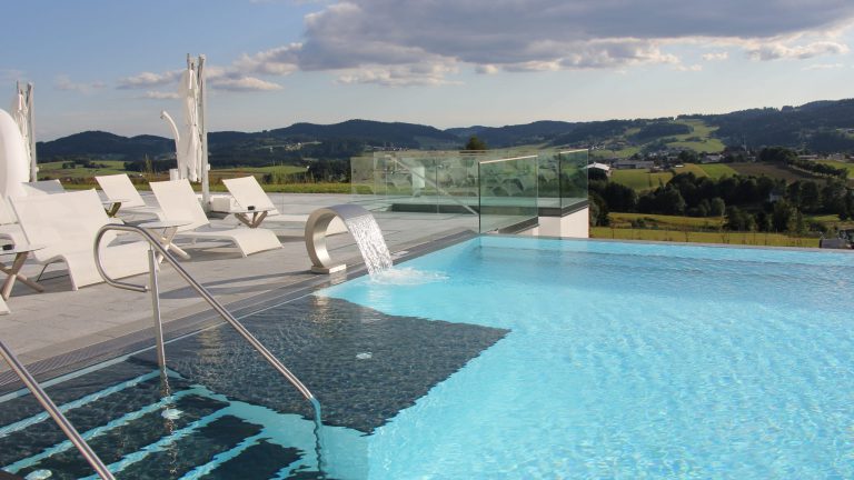 Pool mit Schwalldusche