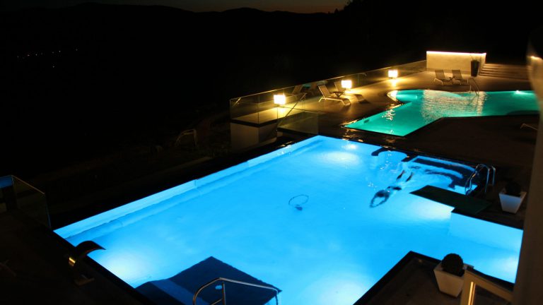 Beispiel für gewerblichen Pool mit Poolbeleuchtung - Happy-pool