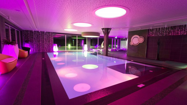 Beispiel für gewerblichen Indoorpool mit Poolbeleuchtung - Happy-pool