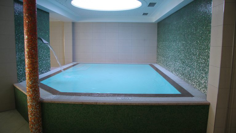 Beispiel für gewerblichen Indoorpool mit Poolbeleuchtung - Happy-pool