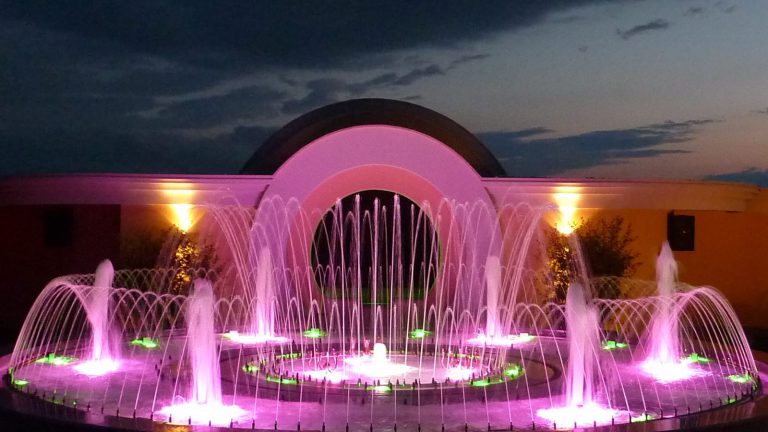 Springbrunnen mit LED Beleuchtung