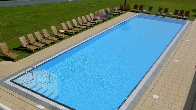 Gewerblicher Rechteckpool mit Einbautreppe und Überlauf