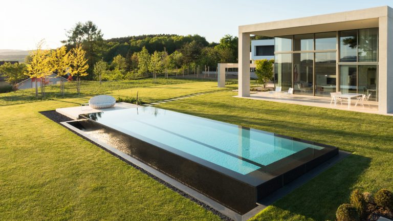Happy-pool Überlaufpool mit Infinity Effekt rund um Überlauf mit schwarzem Stein