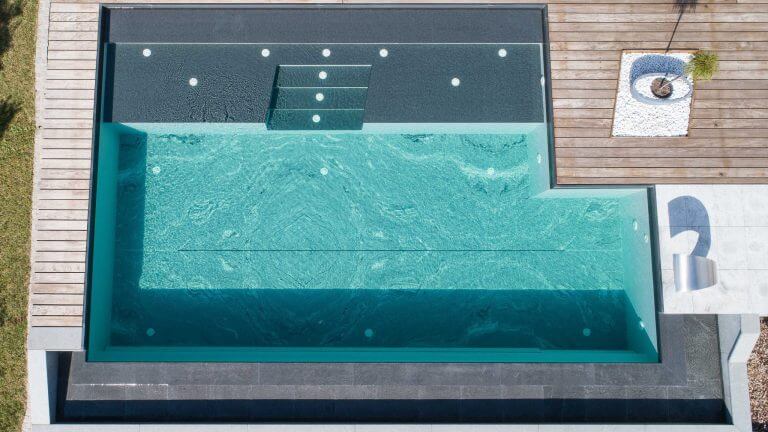 Selbstreinigender Stoneline Pool mit Teilauskleidung