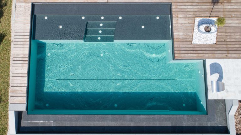Stoneline-Pool mit Natursteinboden und Natursteintreppe, Folie hellgrau