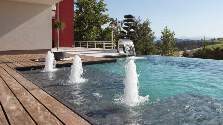 Pool mit Splashdown-Düsen und Schwalldusche