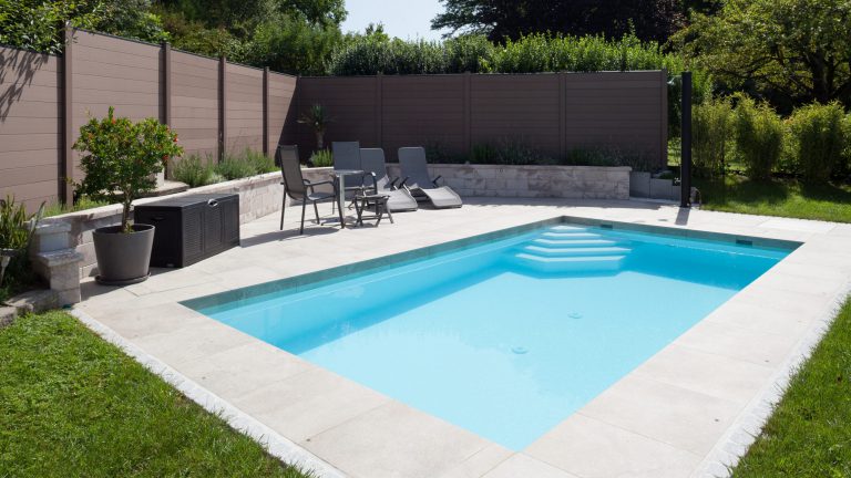 Poolrand-Gestaltung inkl. Vertikalstein bei Rechteckpool mit Ecktreppe und weißer Poolfolie - Happy-Pool".