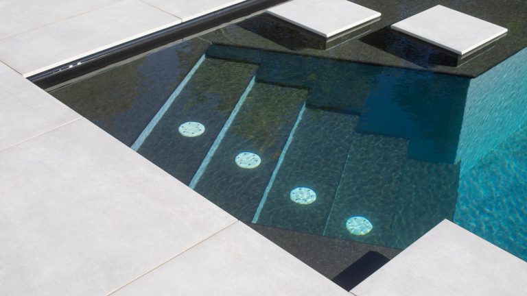 Pool mit Treppe mit Natursteinverkleidung