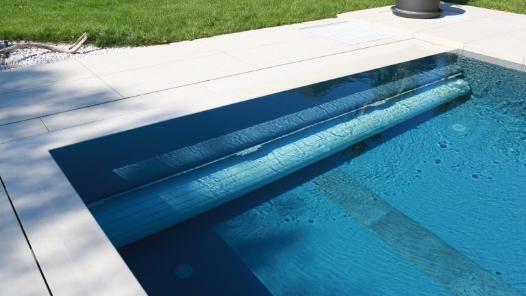 Rollabdeckung silbergrau in Nische