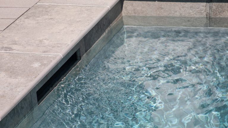 Poolrand-Gestaltung inkl. Vertikalstein bei Rechteckpool mit Poolfolie Prestige - Happy-Pool