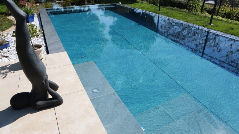 Rechteckpool mit Überlauf und Schwalldusche, Innenverkleidung mit Feinsteinzeug