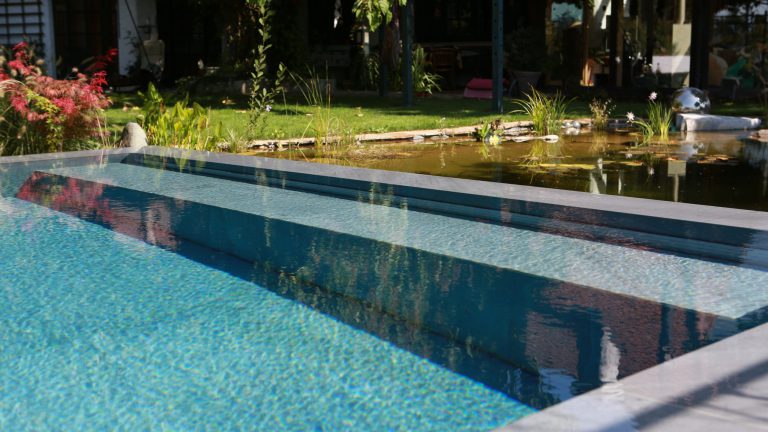 Rollabdeckung Sitzbank mit Feinsteinzeug