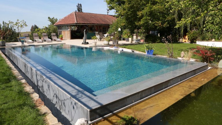 Rechteckpool mit Überlauf und Schwalldusche, Innenverkleidung mit Feinsteinzeug