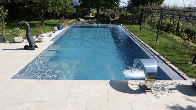 Beispiel für Umsetzung einer Pool-Planung - Rechteckpool mit Überlauf und Schwalldusche, Innenverkleidung mit Feinsteinzeug