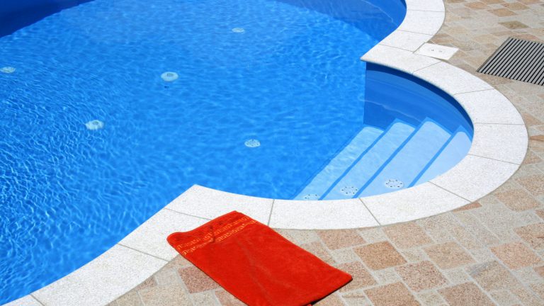 Römer-Polltreppe in einem Ovalpool mit adriablauer Poolfolie