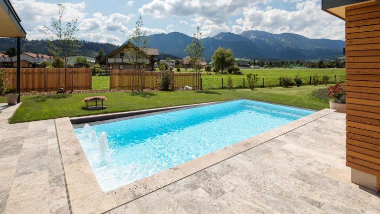 Rechteckpool mit Überlauf und Wasserattraktionen, Folie weiß