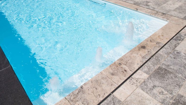 Rechteckpool mit Wasserattraktion Splashdown Düsen Folie weiß