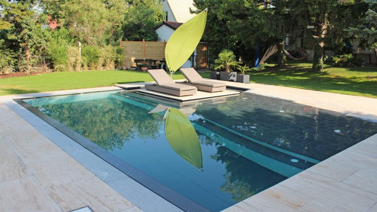 Pool mit Natursteinboden und Strandeingang