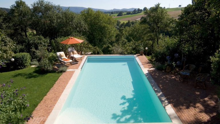 Rechteckpool mit Einbautreppe und Überlauf, Folie sandfarben