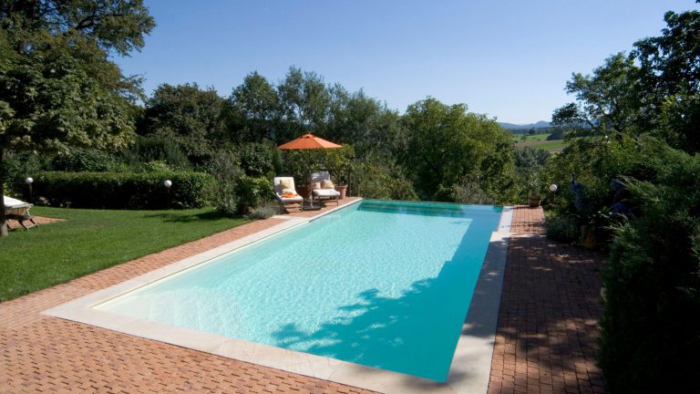Rechteckpool mit Einbautreppe und Überlauf, Folie sandfarben
