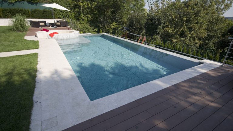 Rechteckpool mit Natursteinverkleidung