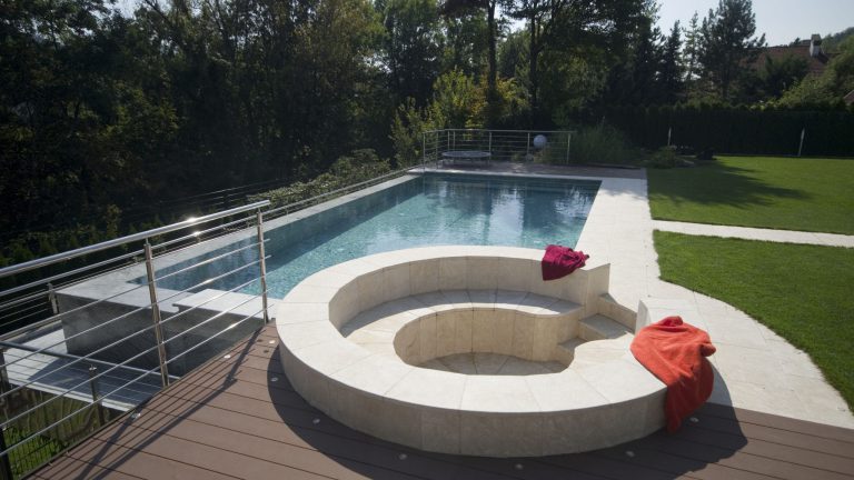 Rechteckpool mit Natursteinverkleidung