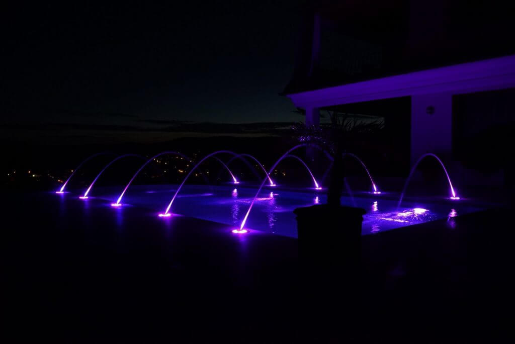 Pool mit Randdüsen LED-beleuchtet