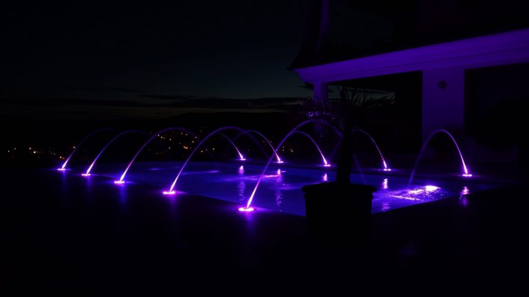 Pool mit Randdüsen LED-beleuchtet