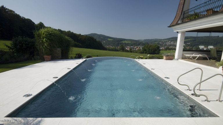 Pool mit Randdüsen