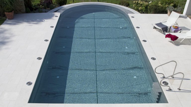 Pool mit Natursteinverkleidung