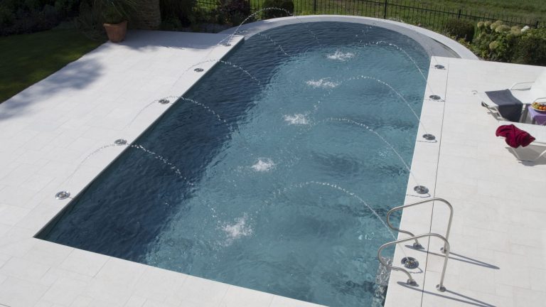 Pool mit Natursteinverkleidung