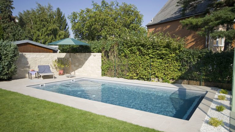 Rechteckpool mit Skimmer, mit Gegenstromschwimmanlage, Folie hellgrau und dunkelgrau, Einbautreppe