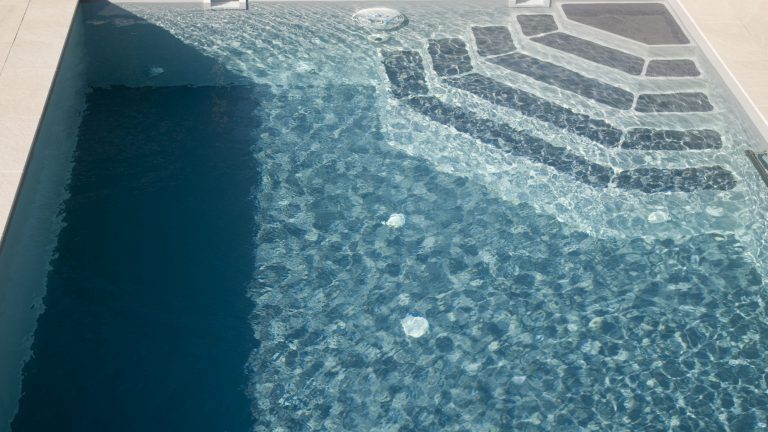 Rechteckpool mit Skimmer, mit Gegenstromschwimmanlage, Folie hellgrau und dunkelgrau, Einbautreppe