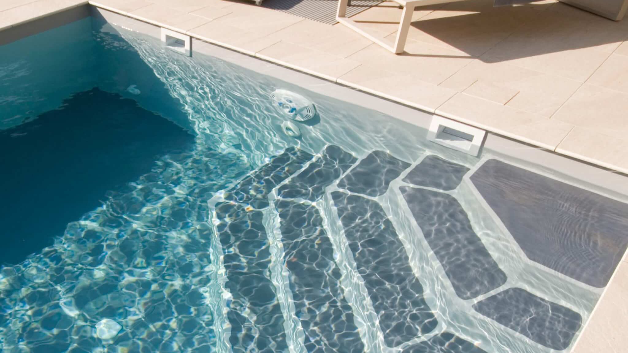 Rechteckpool mit Skimmer, mit Gegenstromschwimmanlage, Folie hellgrau und dunkelgrau, Einbautreppe
