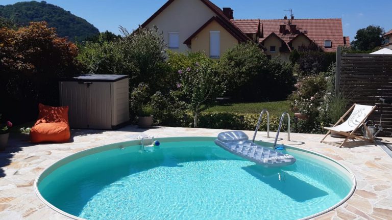 Rundpool mit sandfarbener Folie und Einstiegsleiter