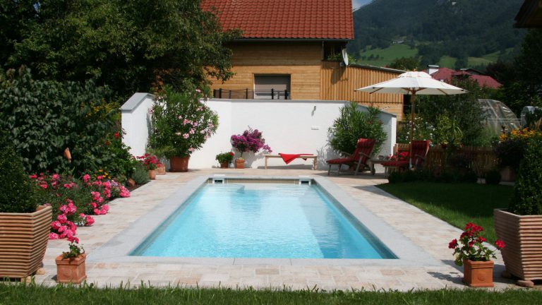 Rechteckpool mit Vertikalstein, Skimmer und Einbautreppe mit Sitzfläche, Folie weiß