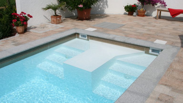 Rechteckpool mit Skimmer, mit Einbautreppe und Sitzfläche, Folie weiß
