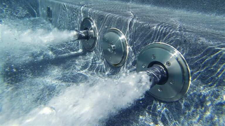 Beispiel für Pool-Massagedüsen für Hydromassage Karabic - Happy-pool 