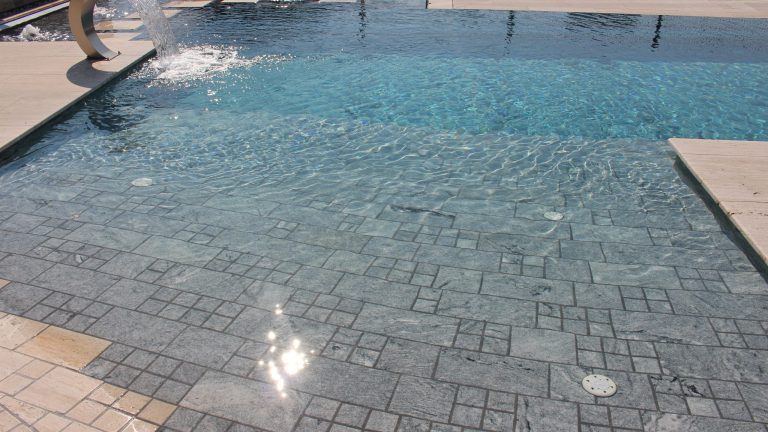 Stoneline Pool mit Strandeingang