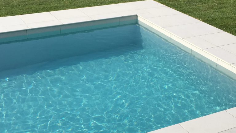 Poolrand-Gestaltung inkl. Vertikalstein bei Rechteckpool mit hellgrauer Poolfolie - Happy-Pool