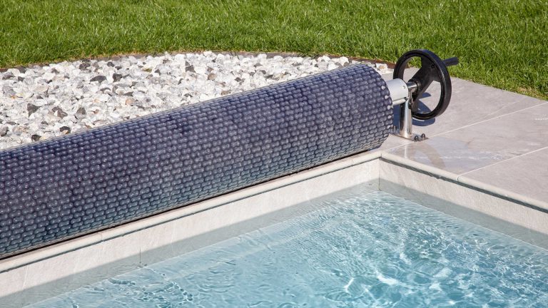 Rechteckpool mit Vertikalsteinrand und Solarabdeckung