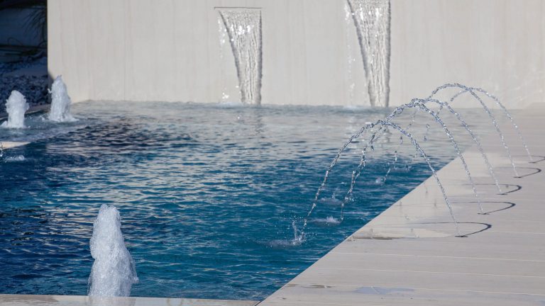 Pool mit Randdüsen, Splashdown-Düsen und Wasserfall