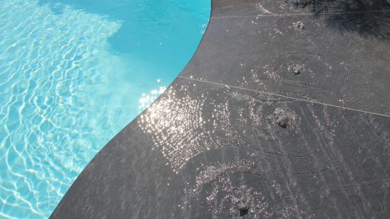 Pool mit Wasserplatte