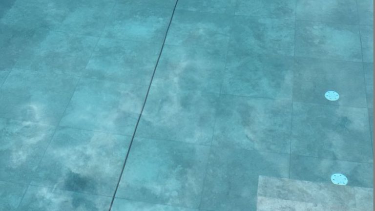 Pool mit Keramikboden